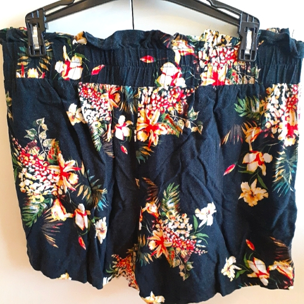 *SALE NWOT Flowered Women's Shorts - Picture 3 of 5